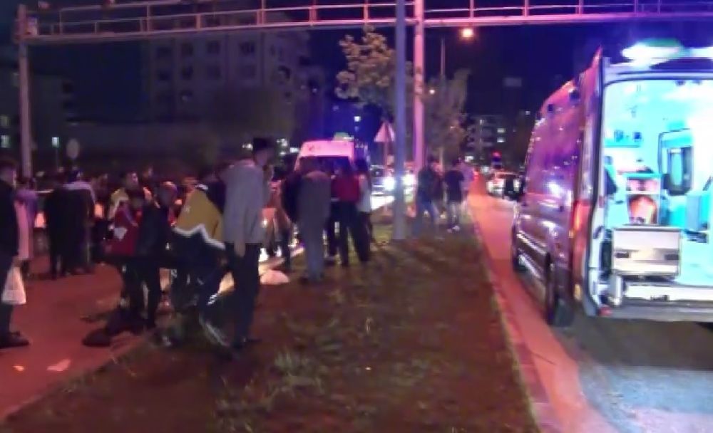 Gaziantep'te karşıya geçmeye çalışan 2 kişiye otomobil çarptı