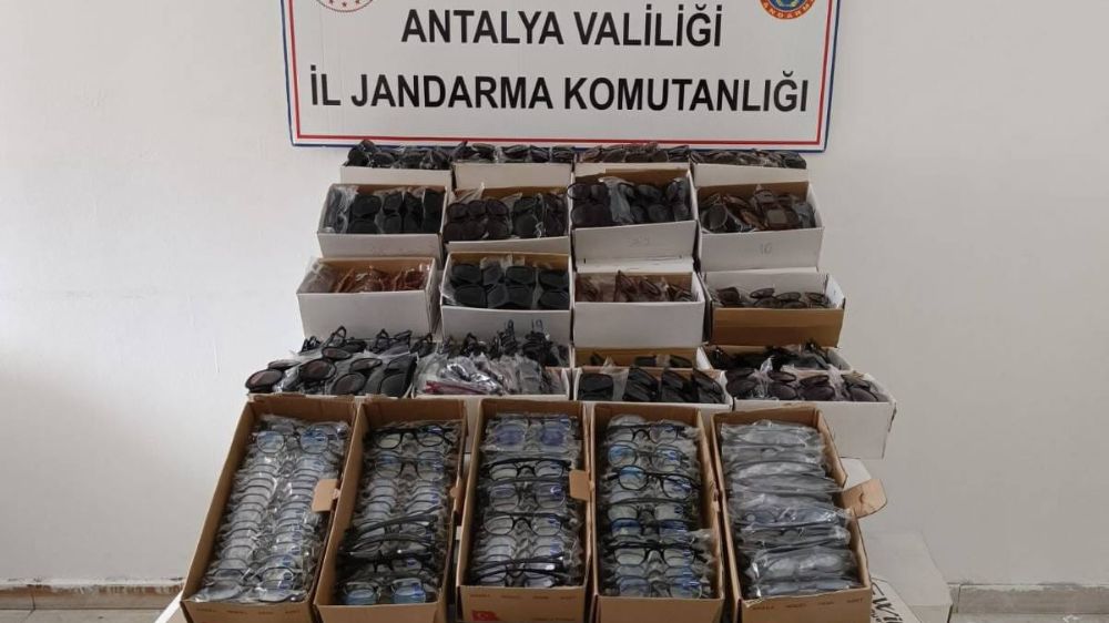 Gazipaşa'da araçta 3 bin kaçak gözlük ele geçirildi