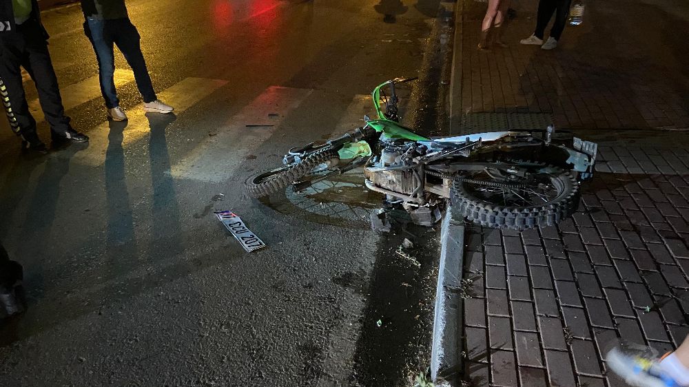 Gazipaşa'da 'U' dönüşü yapıp motosikletle çarpışan aracın sürücüsü kaçtı: 1 yaralı
