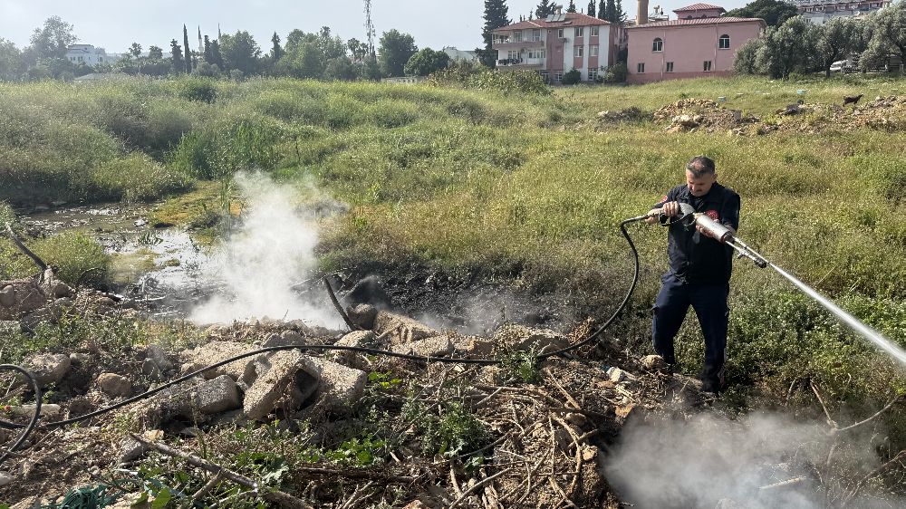 Gazipaşa'daki otluk yangını büyümeden söndürüldü
