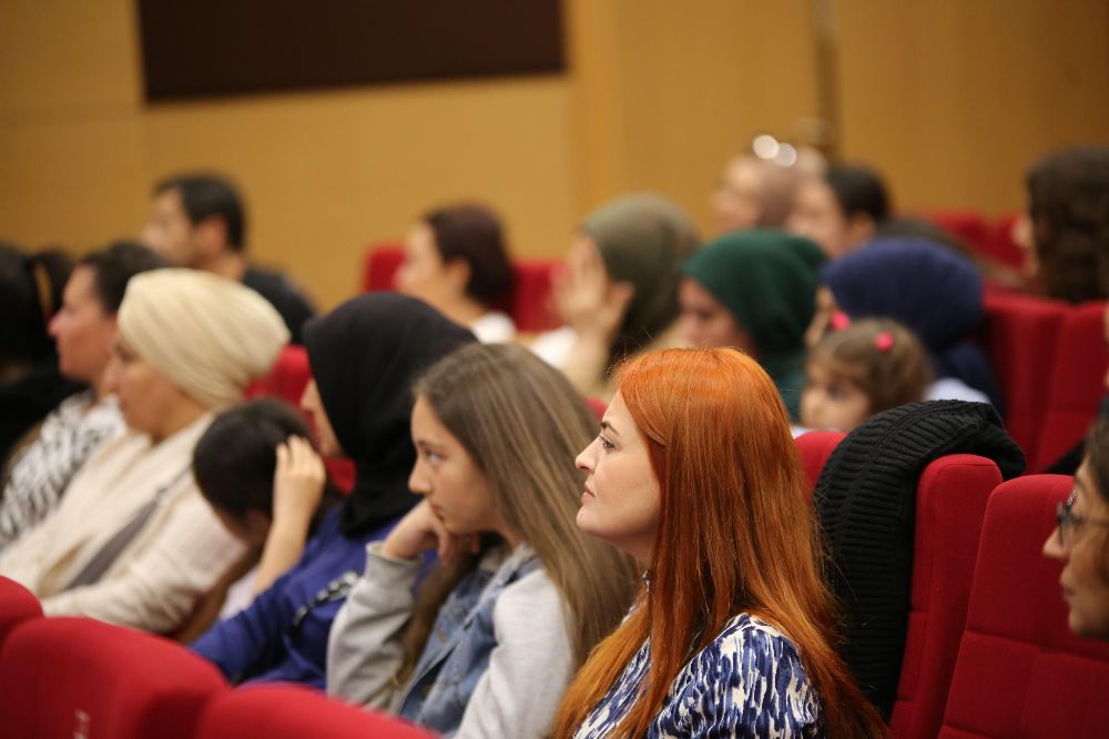 İnci Aral Kepez Kitap Fuarı’nda okurlarıyla buluştu