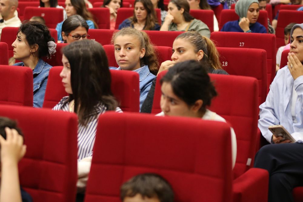 İnci Aral Kepez Kitap Fuarı’nda okurlarıyla buluştu