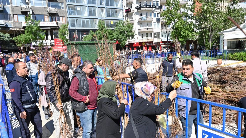  Isparta Belediyesi 15 bin adet meyve fidanı dağıttı