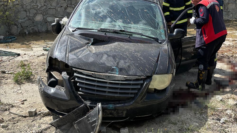 Isparta'da kontrolden çıkan otomobil kanala düştü: 2 yaralı
