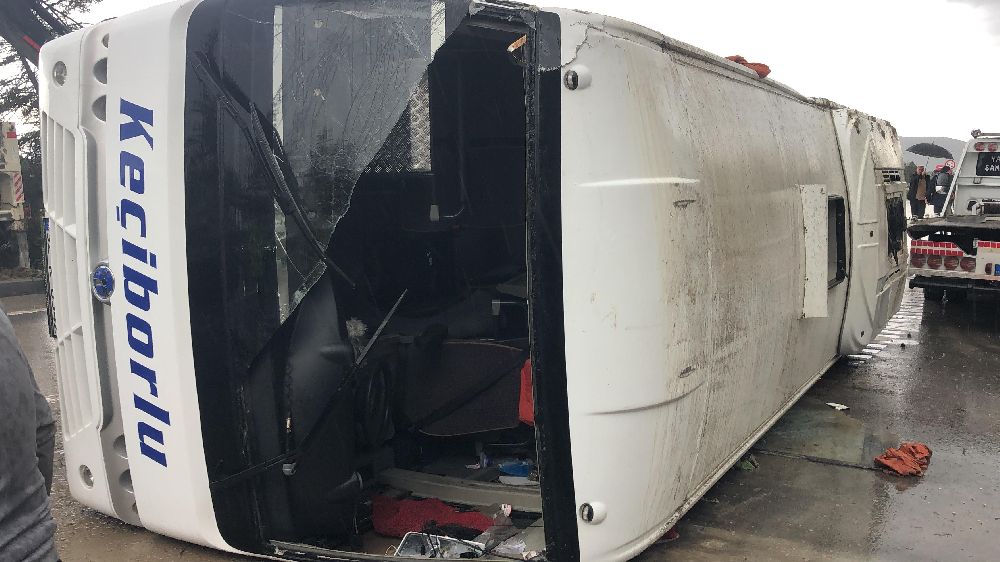 Isparta’da kontrolden çıkan yolcu midibüsü devrildi: 15 yaralı