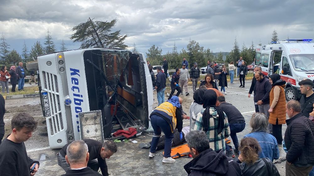 Isparta’da kontrolden çıkan yolcu midibüsü devrildi: 15 yaralı