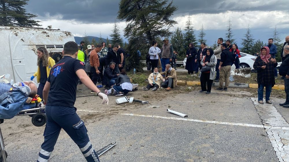 Isparta’da kontrolden çıkan yolcu midibüsü devrildi: 15 yaralı