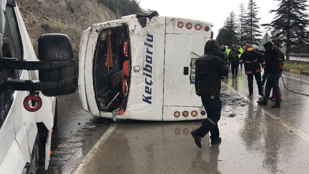 Isparta’da kontrolden çıkan yolcu midibüsü devrildi: 15 yaralı