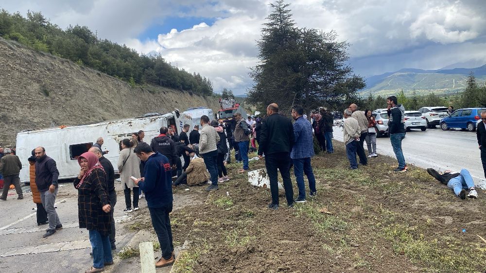 Isparta'da yolcu midibüsü devrildi, Çok sayıda yaralılar var