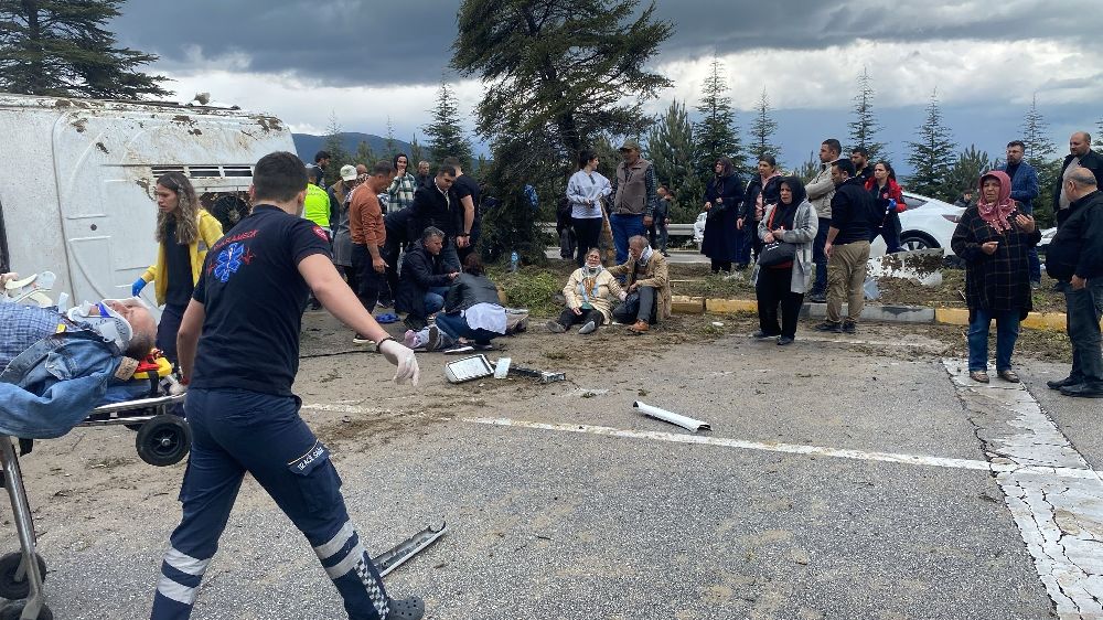 Isparta'da yolcu midibüsü devrildi, Çok sayıda yaralılar var
