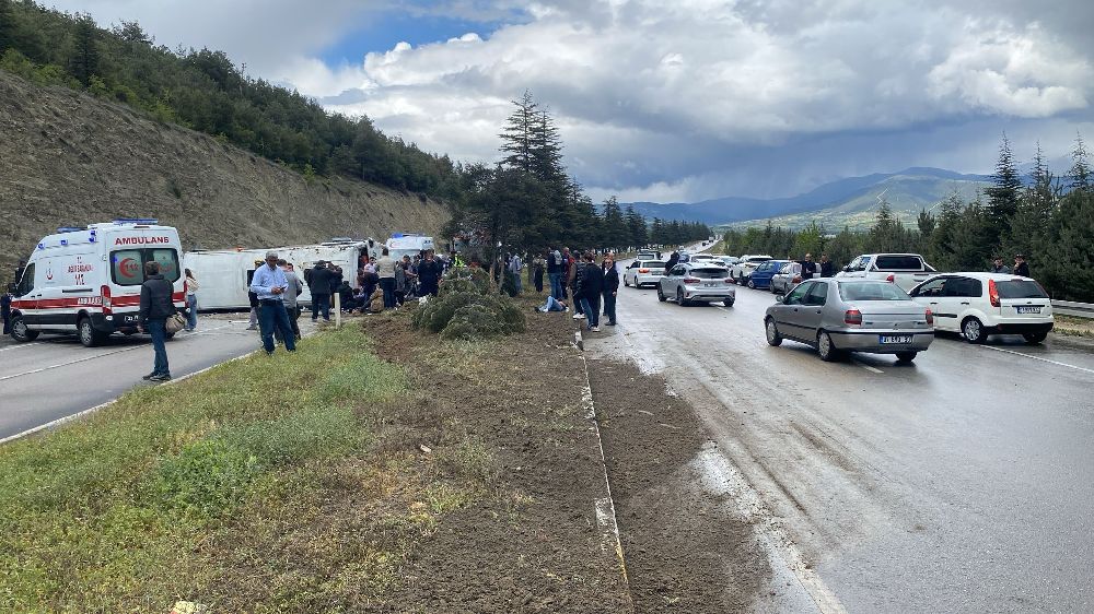 Isparta'da yolcu midibüsü devrildi, Çok sayıda yaralılar var