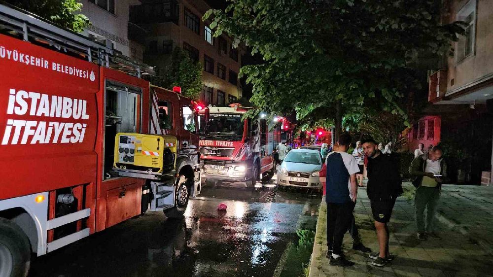 İstanbul Küçükçekmece’de beyaz eşya deposunda çıkan yangın 3 katlı binayı kül etti