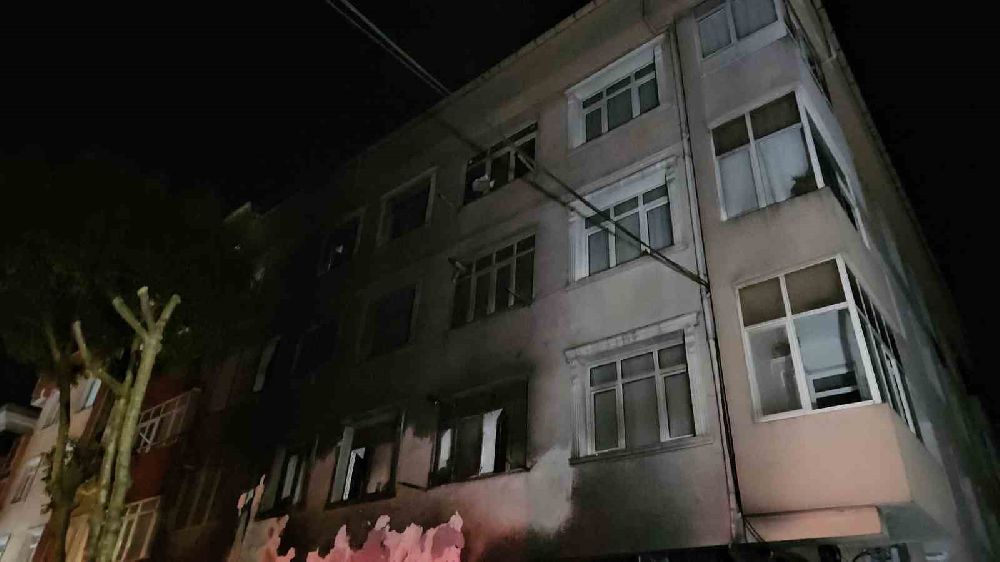 İstanbul Küçükçekmece’de beyaz eşya deposunda çıkan yangın 3 katlı binayı kül etti