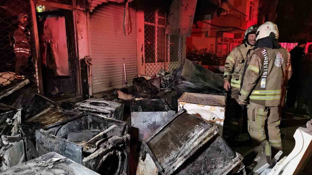 İstanbul Küçükçekmece’de beyaz eşya deposunda çıkan yangın 3 katlı binayı kül etti