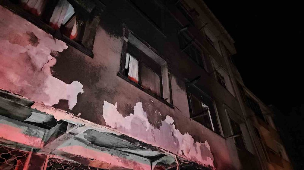 İstanbul Küçükçekmece’de beyaz eşya deposunda çıkan yangın 3 katlı binayı kül etti