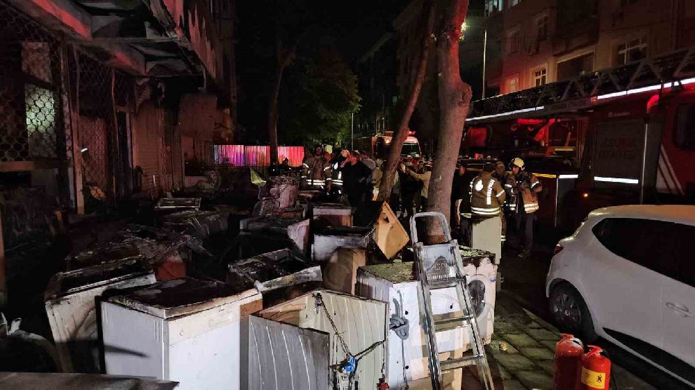 İstanbul Küçükçekmece’de beyaz eşya deposunda çıkan yangın 3 katlı binayı kül etti