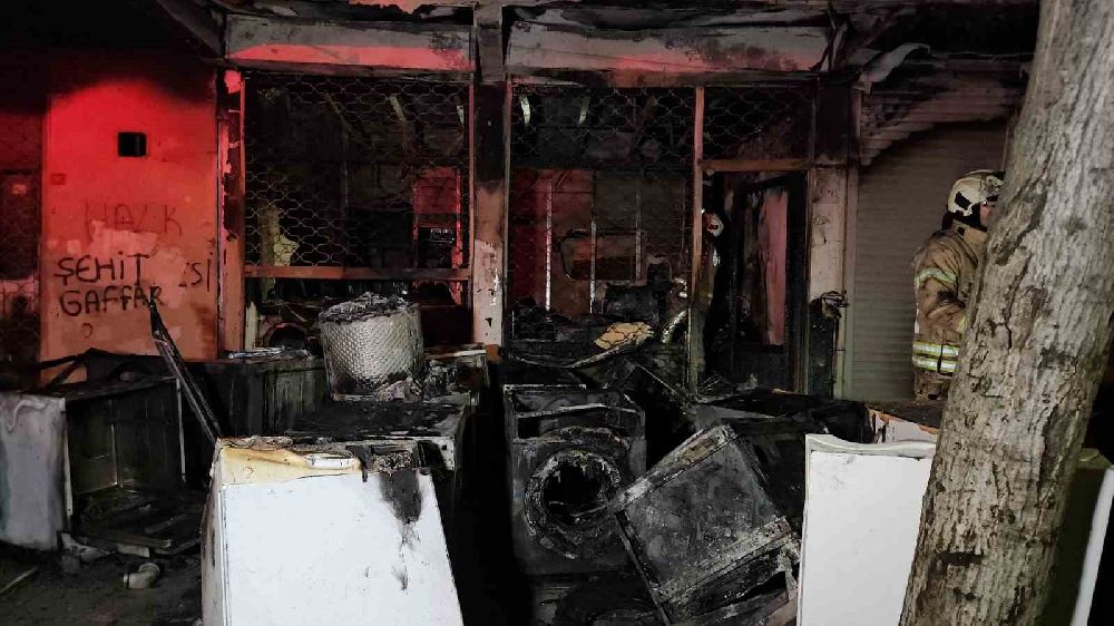 İstanbul Küçükçekmece’de beyaz eşya deposunda çıkan yangın 3 katlı binayı kül etti