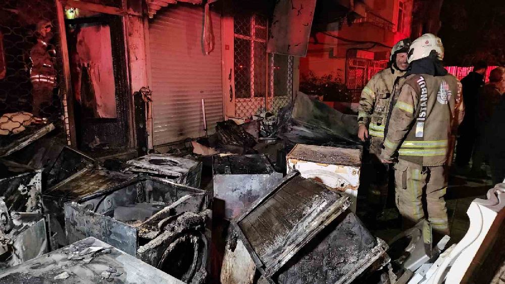 İstanbul Küçükçekmece’de beyaz eşya deposunda çıkan yangın 3 katlı binayı kül etti