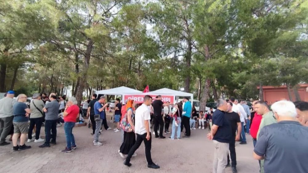 İşten Atılan  Antalya Konyaaltı belediye işçileri  Belediye Önüne direniş çadırı kurdular 