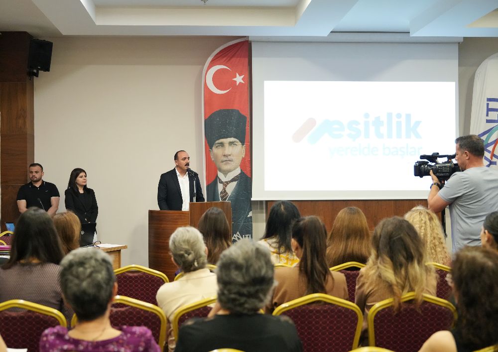 Kadınlar, sertifikalarını başkan Kotan'dan aldı