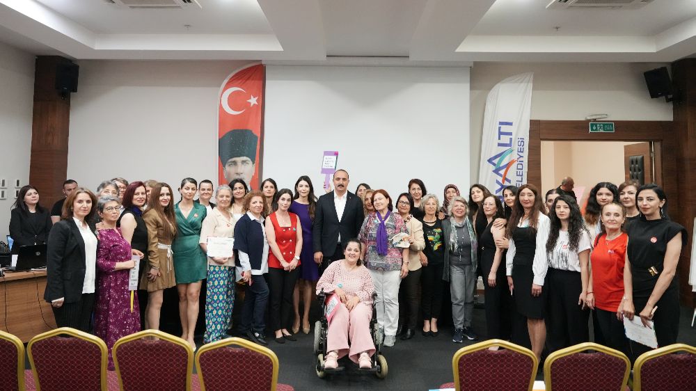 Kadınlar, sertifikalarını başkan Kotan'dan aldı
