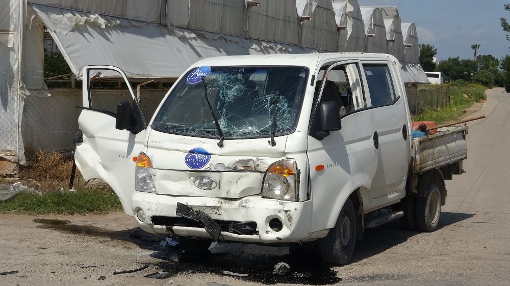 Kamyon ile hafif ticari araç çarpıştı: 2 yaralı