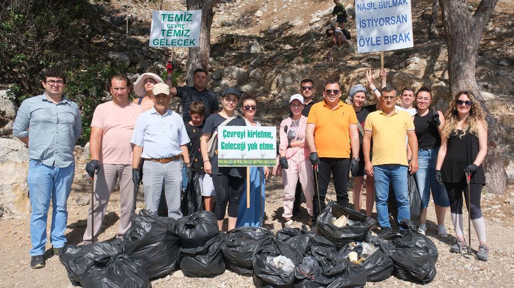 Kemer’de yabancı uyruklu kadınlar belediye ile birlikte poşetler dolusu çöp topladı