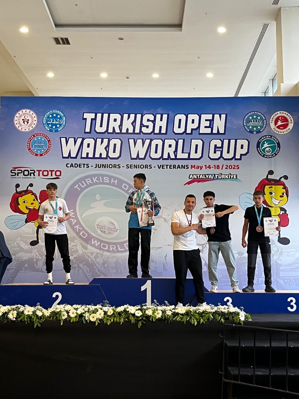 Kemer’in Kick Boks sporcuları dünya şampiyonasından dört madalyayla döndü