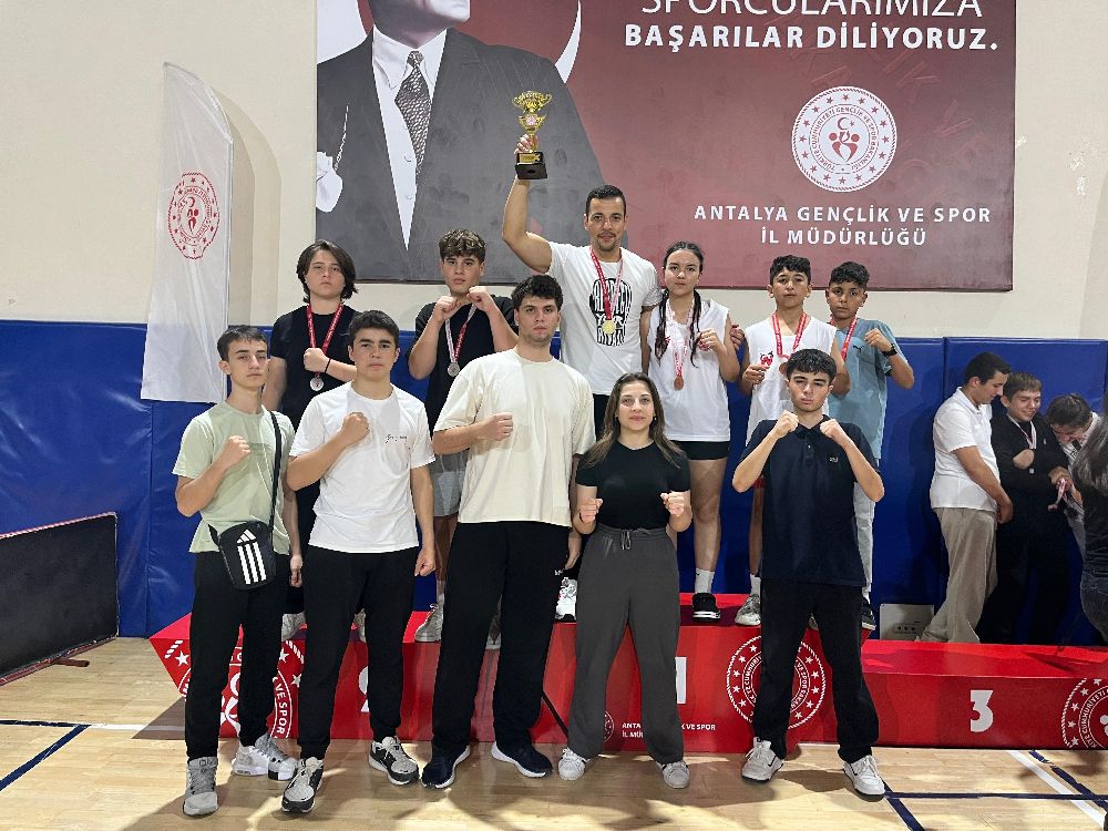 Kemerli sporculardan kick boks turnuvasında madalya yağmuru