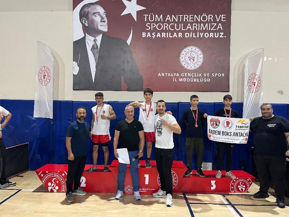 Kemerli sporculardan kick boks turnuvasında madalya yağmuru
