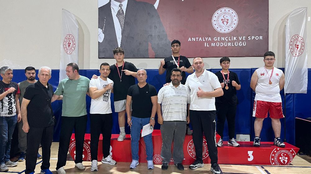 Kemerli sporculardan kick boks turnuvasında madalya yağmuru