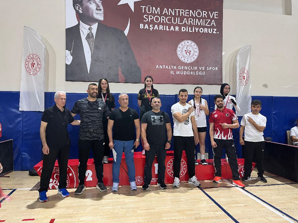 Kemerli sporculardan kick boks turnuvasında madalya yağmuru