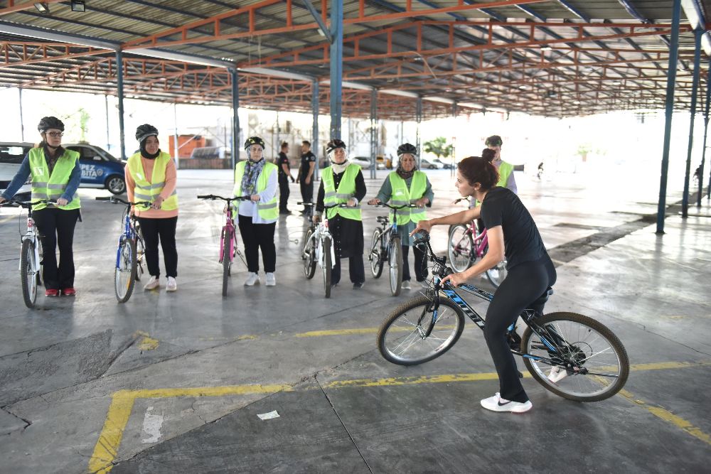 Kepez'de bisiklet sürme eğitimleri veriliyor