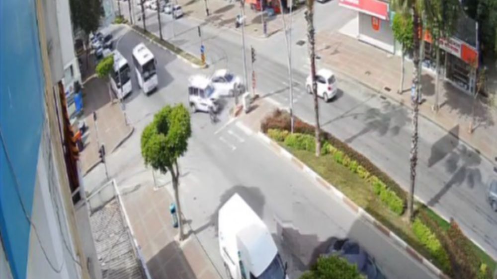 Kırmızı ışıkta geçen otomobil hafif ticari araçla çarpıştı, sürücüler yardım etmeden yollarına devam etti