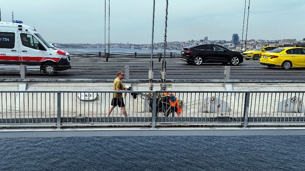 Kıtalar arası yürüyüşte tarihi an: Karl Bushby 15 Temmuz Şehitler Köprüsü’nü yürüyerek geçti