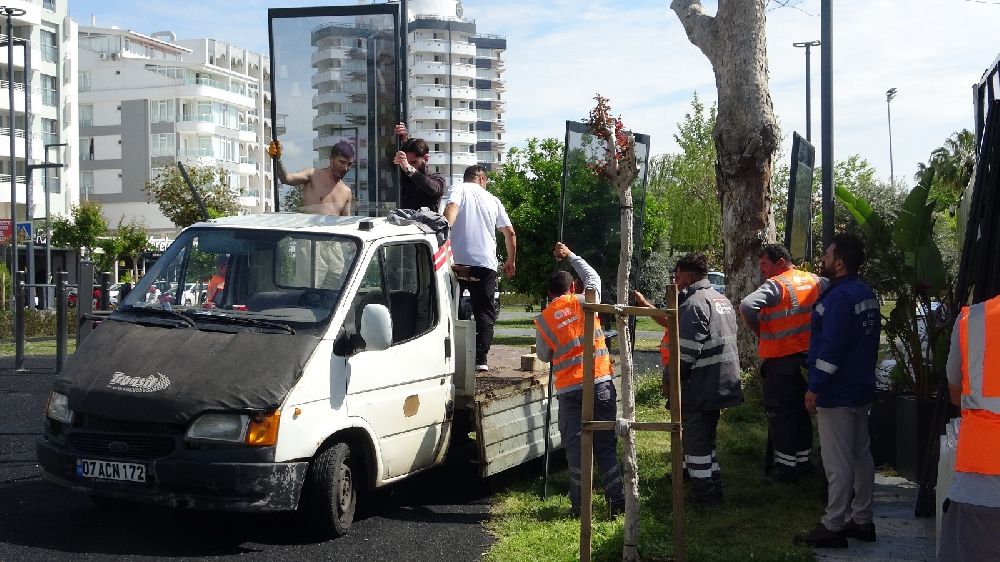 Konyaaltı Sahili'nde Kıyı Kanunu'na uymayan işletmelere 3 gün süre