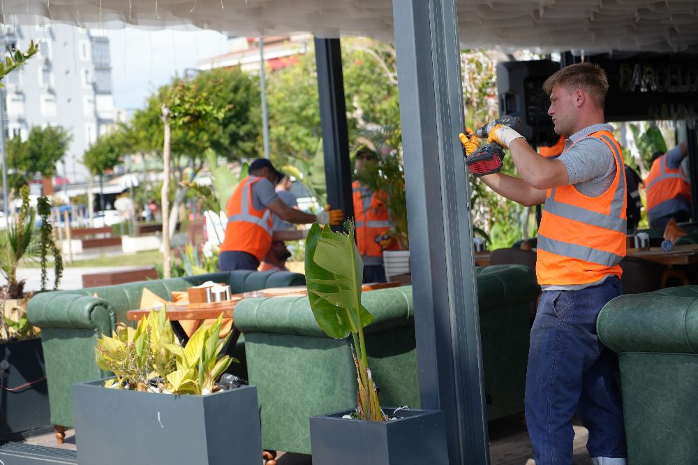 Konyaaltı Sahili'nde Kıyı Kanunu'na uymayan işletmelere 3 gün süre
