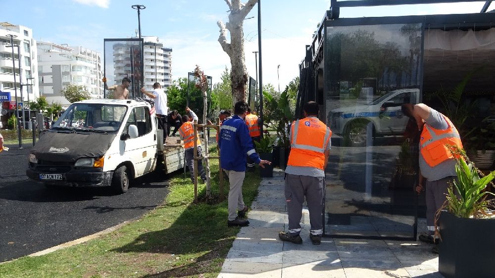 Konyaaltı Sahili'nde Kıyı Kanunu'na uymayan işletmelere 3 gün süre
