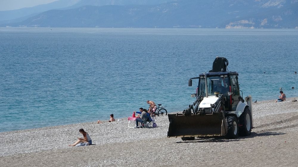  Konyaaltı Sahili'nde Kıyı Kanunu'na uymayan işletmelere 3 gün süre