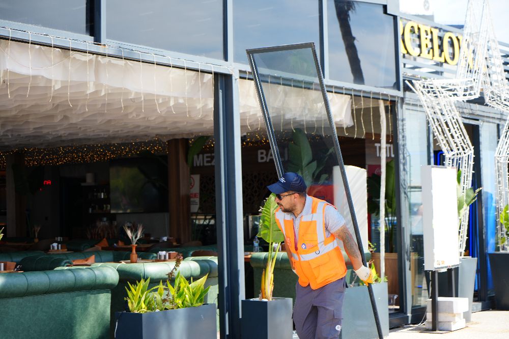 Konyaaltı Sahili'nde Kıyı Kanunu'na uymayan işletmelere 3 gün süre