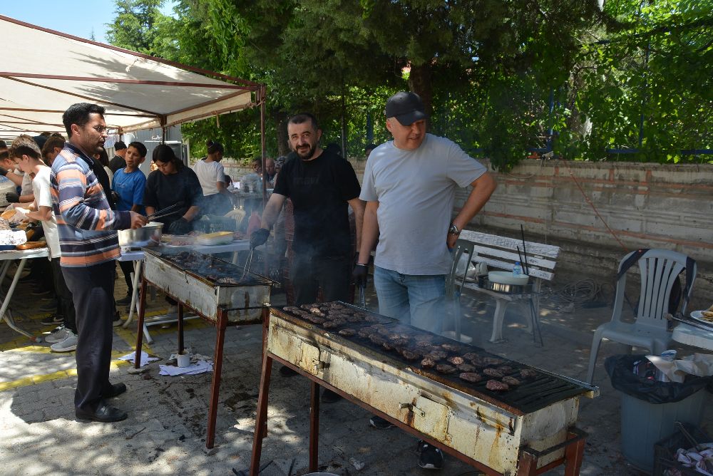 Korkuteli'nde Velilerin, öğretmen ve öğrencilerin düzenlediği Kermese Yoğun ilgi