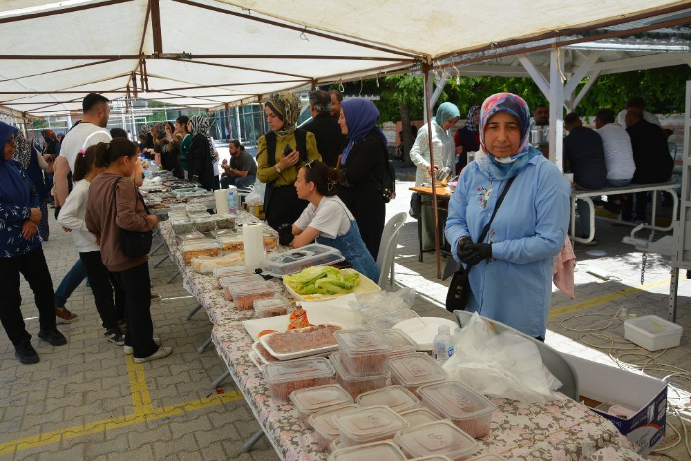Korkuteli'nde Velilerin, öğretmen ve öğrencilerin düzenlediği Kermese Yoğun ilgi