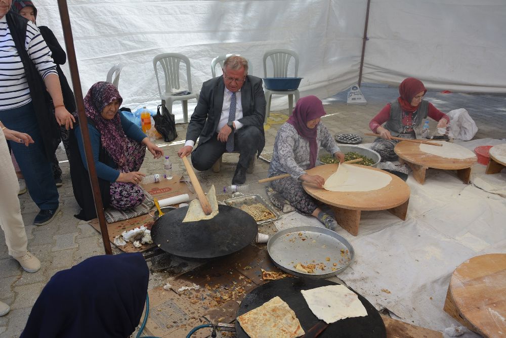 Korkuteli'nde Velilerin, öğretmen ve öğrencilerin düzenlediği Kermese Yoğun ilgi