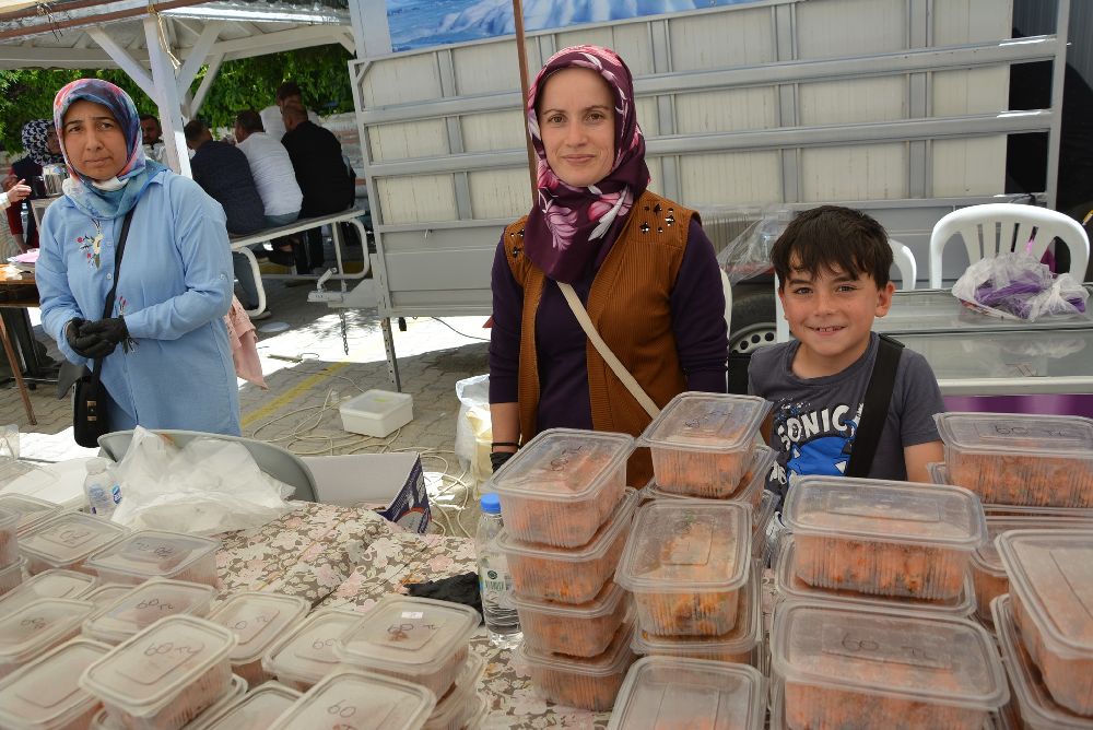 Korkuteli'nde Velilerin, öğretmen ve öğrencilerin düzenlediği Kermese Yoğun ilgi