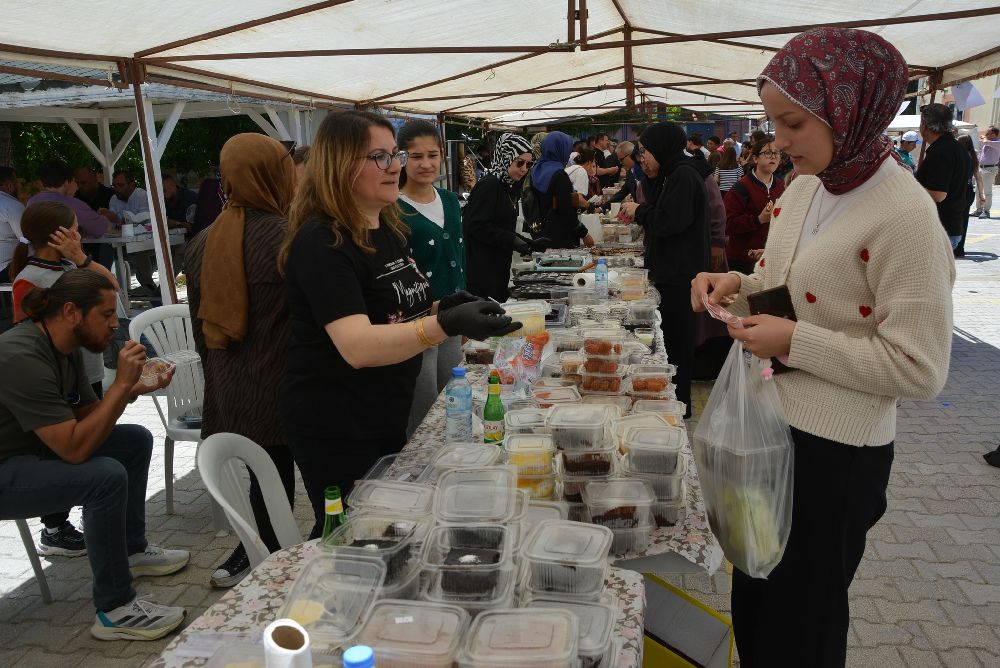 Korkuteli'nde Velilerin, öğretmen ve öğrencilerin düzenlediği Kermese Yoğun ilgi