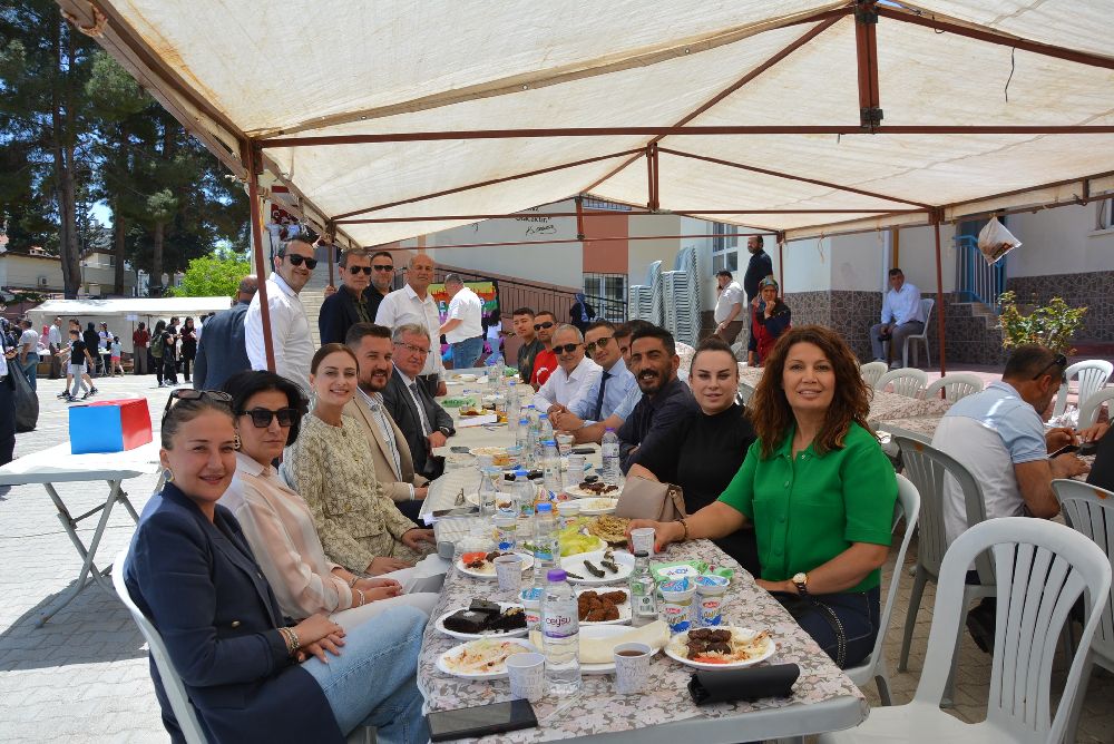 Korkuteli'nde Velilerin, öğretmen ve öğrencilerin düzenlediği Kermese Yoğun ilgi