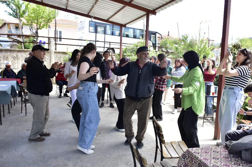 MAKÜ’lü öğrenciler yaşlılarla hayatı renklendirdi!