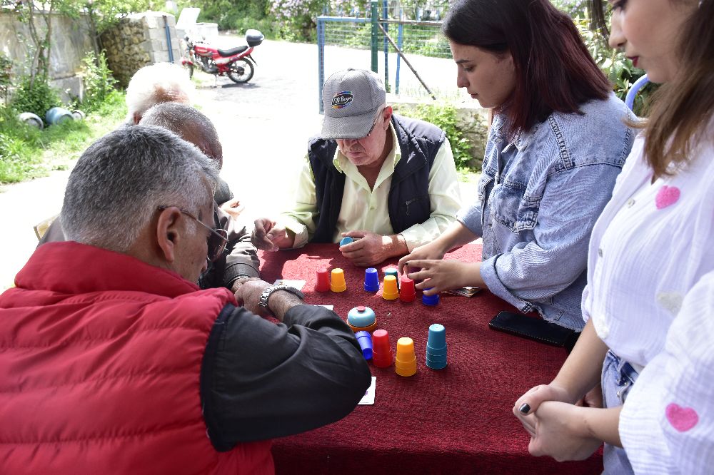 MAKÜ’lü öğrenciler yaşlılarla hayatı renklendirdi!
