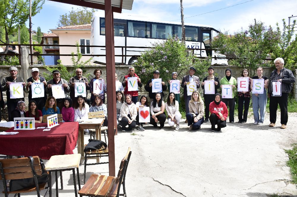 MAKÜ’lü öğrenciler yaşlılarla hayatı renklendirdi!