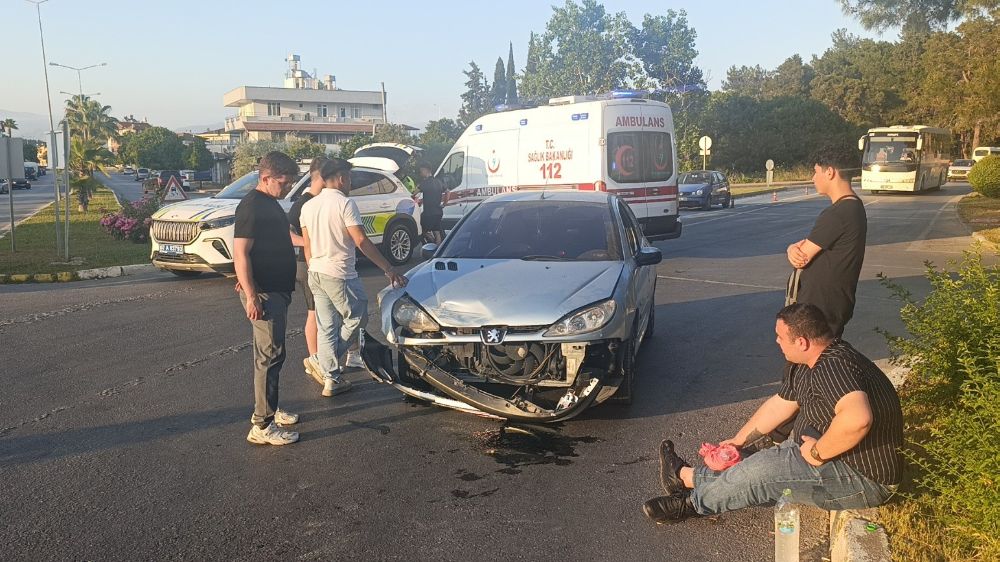 Manavgat'ta 2 otomobil çarpıştı: 3 yaralı